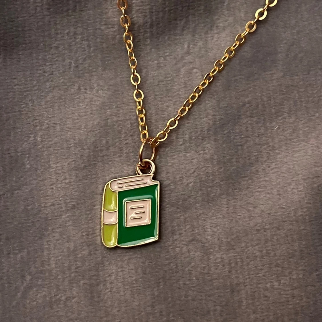 Halsband bok guld imitation