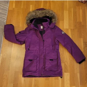 Jacka - Vinterjacka från Cubus i storlek 158, använd 1 vinter. Pälsen är fuskpäls. Perfekt nu till kylan! 