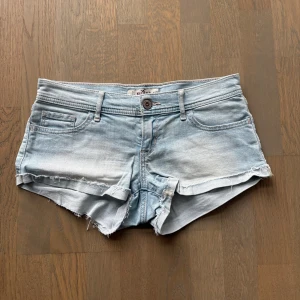Jeansshorts  - Snygga lågmidjade jeansshorts i mycket bra skick. Är i storlek W26 men sitter som storlek S