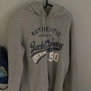 Grå hoodie från Jack & Jones - Grå hoodie från Jack & Jones. Använd fåtal gånger. Skriv vid minsta fundering 