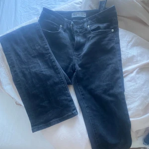 Svarta Zara jeans  - Säljer ett par svarta jeans från Zara i storlek 34. Jeansen är lite utsvängda längst ner. De är använda vilket man kan se vid låren men det ör inget man tänker på när man använder dem.