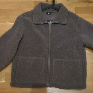 Brun teddyjacka från 157 - Brun teddyjacka från 157 med dragkedja framtill och två stora fickor. 🤎