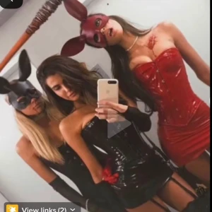 Halloweenkostym playbunny - OBS! Den är identisk till tjejen på bilden men skriv privat för egna bilder på kostymen!! Säljer min halloweenkostym i helrött. Ingår: masken, handskar, korsett xs, kjol xs och boots 37😍