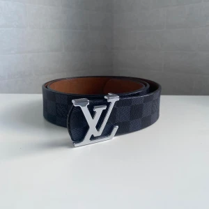 Svart bälte - Hej. Säljer en bälte, den har bra kvalitet. Den är 105 cm. Skriv vid fundering! 👍🏼 Fraktas direkt