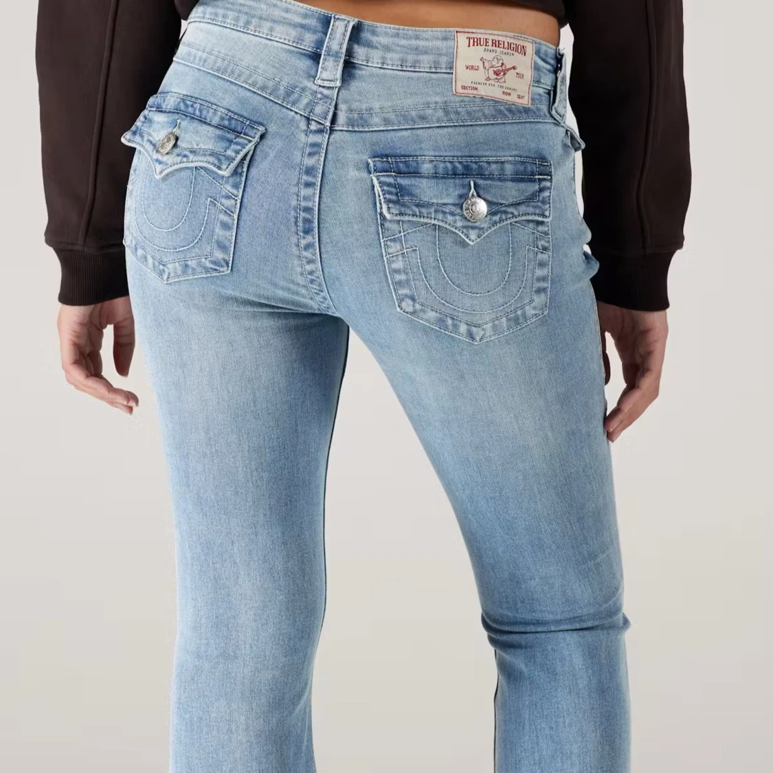 Säljer mina Ljusblå bootcut jeans från True Religion - 2