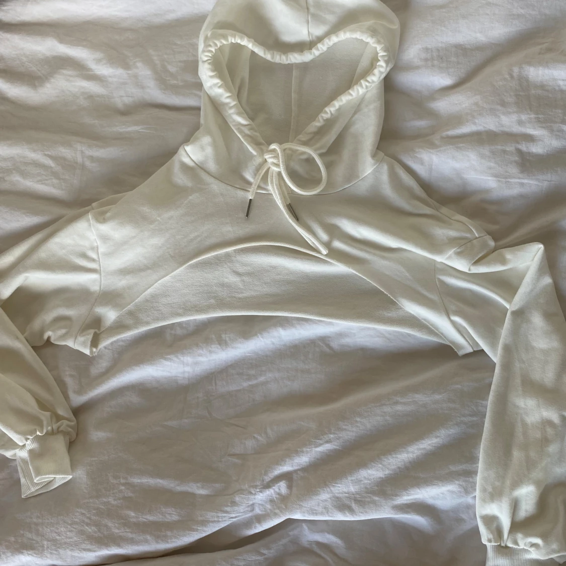 Vit croppad hoodie