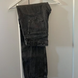 Svarta Weekday Arrow jeans 26/32 - Säljer ett par svarta Arrow Low Straight Jeans från Weekday i storlek 26/32. Jeansen har raka ben, låg midja och klassisk femficksdesign. 