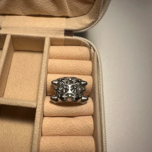 Edblad ring med nitar 💕 - Snygg silver ring ifrån Edblad med nitar på i strl XS. Jättebra skick och nästan oanvänd. 