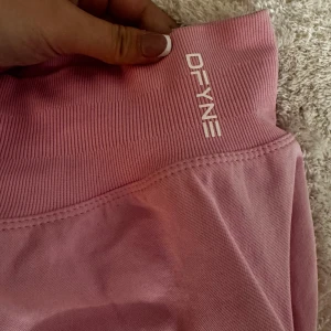 Rosa Impact Leggings från DFYNE - Säljer ett par rosa Impact Leggings från DFYNE i storlek M. 