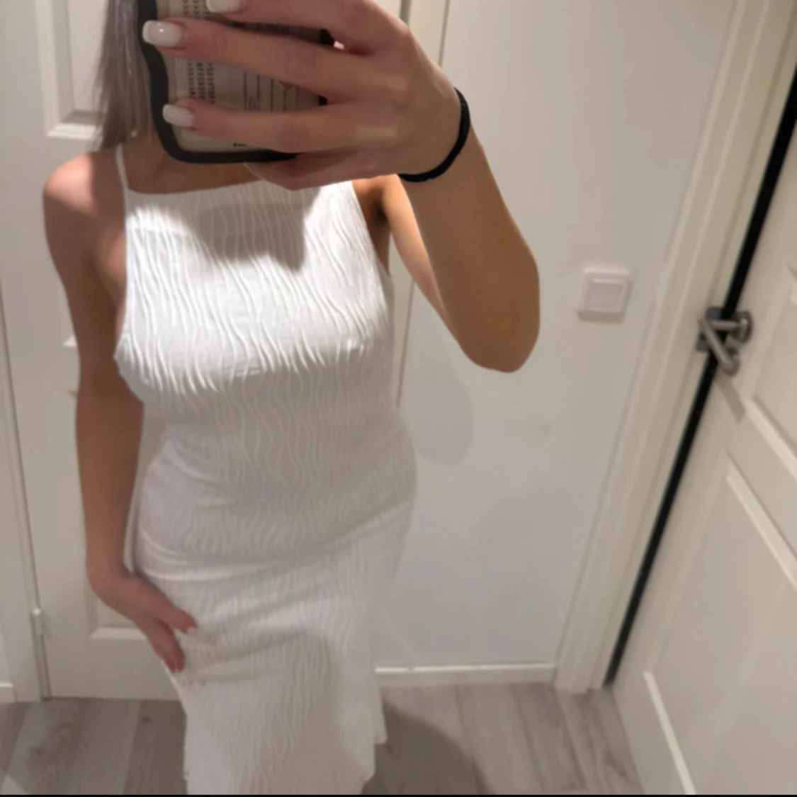 Vit långklänning med vågigt mönster - 3