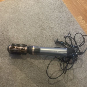 Remington Keratin Protect varmluftsborste - Remington Keratin Protect varmluftsborste i fint skick. Perfekt för att styla och torka håret samtidigt, med keramisk beläggning och keratin för extra glans. Synligt välvårdad, inga tydliga defekter eller slitage. Levereras med sladd. Ingen låda så allt på bild är det som finns😁