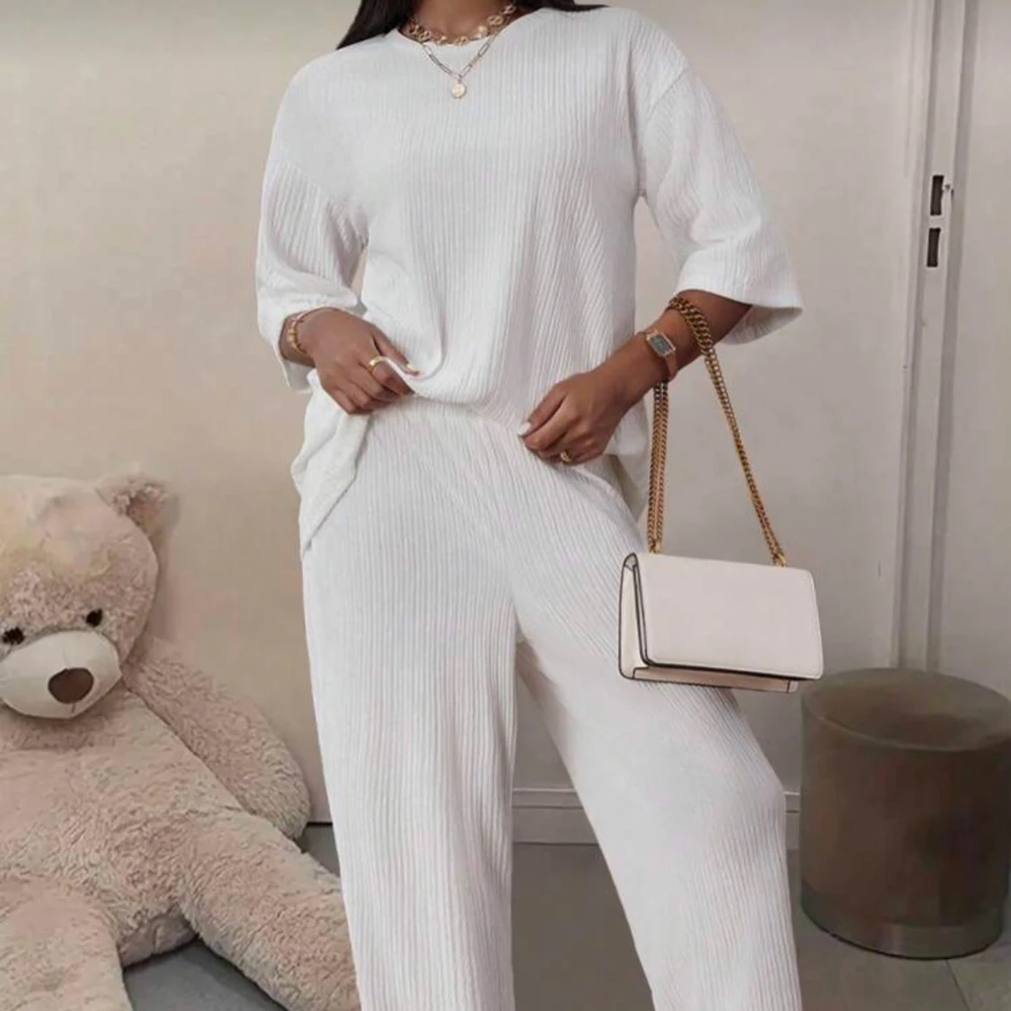 Vit ribbad tröja med halvärm med byxor  - 1