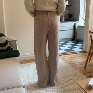 Beige raka jeans  - Ett par beige jeans med raka, vida ben. Byxorna har låg midja och är tillverkade i ett mjukt bomullsmaterial. Perfekt längd för mig som är 175cm. Kommer inte till användning för mig. 