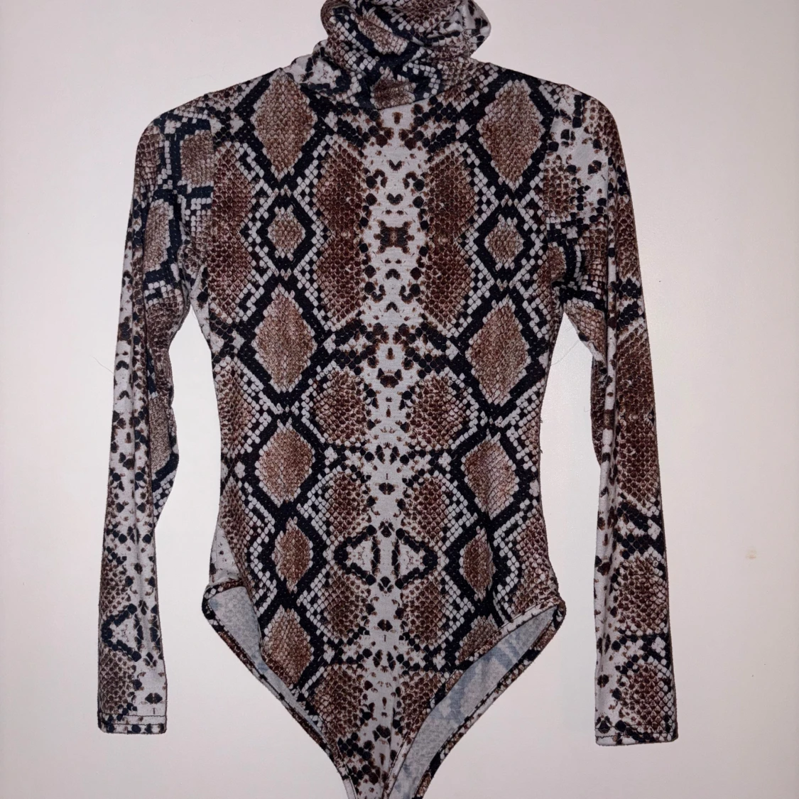 Brun ormmönstrad polotopp med långa ärmar: Body