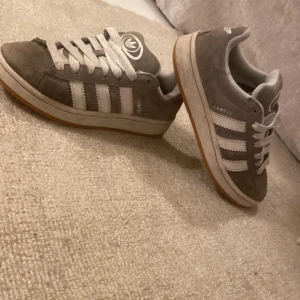 Adidas Campus grå sneakers i mocka - Grå Adidas Campus skor i sko storleken 37 och en 1/3. Skorna är även för unisex både tjej och kille.