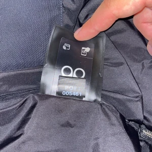 Svart dunjacka Moose Knuckles med päls - Säljer en svart dunjacka från Moose Knuckles med fluffig ljus päls på huvan och snygga detaljer på ärmen. Jackan har dragkedja, quiltad design och innerficka med dragkedja. Perfekt för kalla dagar och riktigt stilren look.