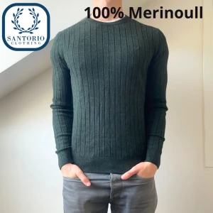 Morris 100% Merinoull Pullover - Säljer en väldigt snygg tröja från Morris gjord i 100%merinoull. Tröjan är i väldigt bra skick bortsett från två väldigt små hål (se bild 4) som ej syns vid användning. Nypris: 1600kr. Passar S/M (han på bilden är 177cm och 73kg) Skriv vid frågor✌️
