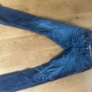 Ralph lauren jeans - Mörkblå jeans från Ralph Lauren med skinny fit och klassisk femficksdesign. Jeansen har en smal passform hela vägen ner.