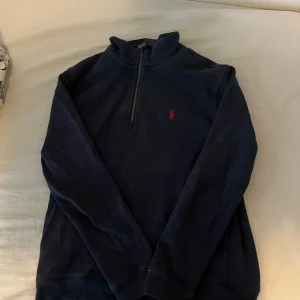 ralph lauren zip hoodie - Den är använd men fortfarande mycket bra skick, storlek S.