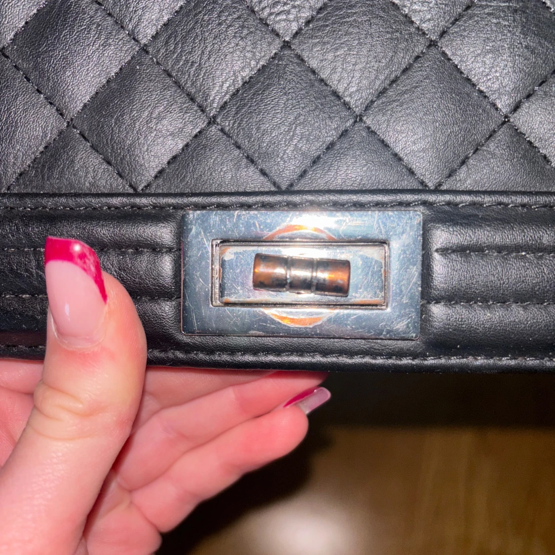 Svart quiltad axelväska med kedja - 4