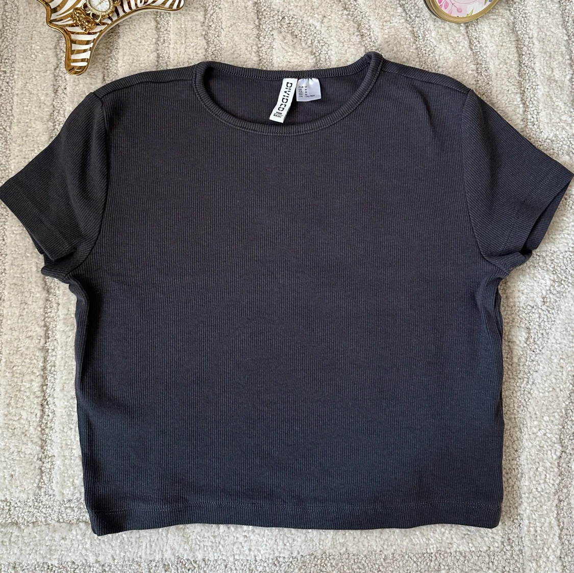 Mörkgrå ribbad topp från Monki