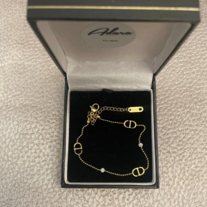 Guldpläterad armband - Rostar inte, boxen på bilden ingår ej