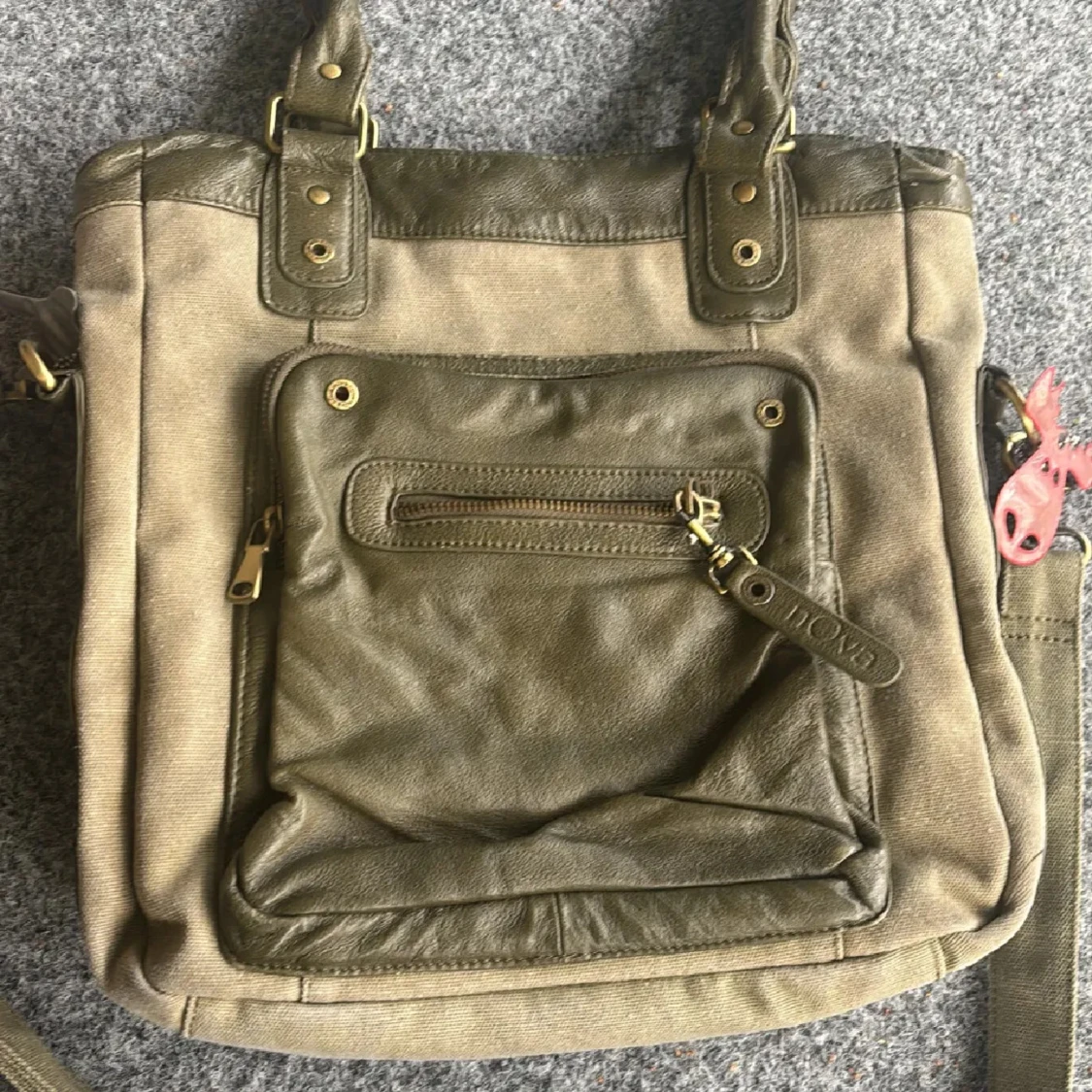 Olivgrön axelväska från NOVA - 1