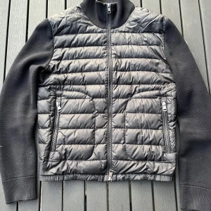 Moncler cardigan svart - Tjena, säljer nu denna riktigt snygga och populära Moncler cardiganen, den är i använt skick så finns en del småskador, skriv för bilder, hör av er vid frågor och funderingar🙌🤝