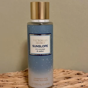 Victoria's Secret Sunslope Mist 250 ml - Victoria's Secret Sunslope Mist, 250 ml. Limited edition. Perfekt doft för helgerna! Knappt använd, vilket syns på bild. Givetvis förvarad mörkt och svalt. Kommer i originalförpackningen.
