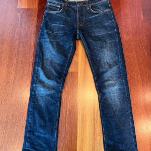 Mörkblå jeans från Nudie - Snygga mörkblå jeans från Nudie. Modellen heter Grim Tim och är slimfit. Storleken är W 29 och L 30. Om man är runt 170 cm lång passar de här perfekt 🤩Tveka inte att skriva vid minsta lilla fundering.
