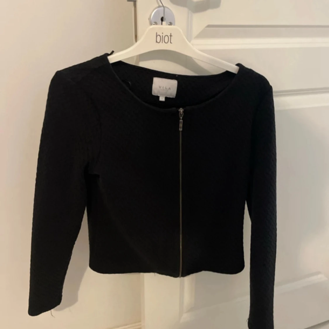 Svart kofta med dragkedja från VILA