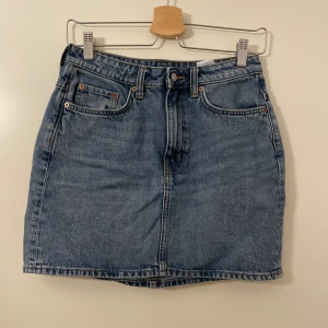 Blå jeanskjol Weekday - Blå jeans kjol ifrån weekday i mycket bra skick! I modellen ”wend”. Storlek xs/s