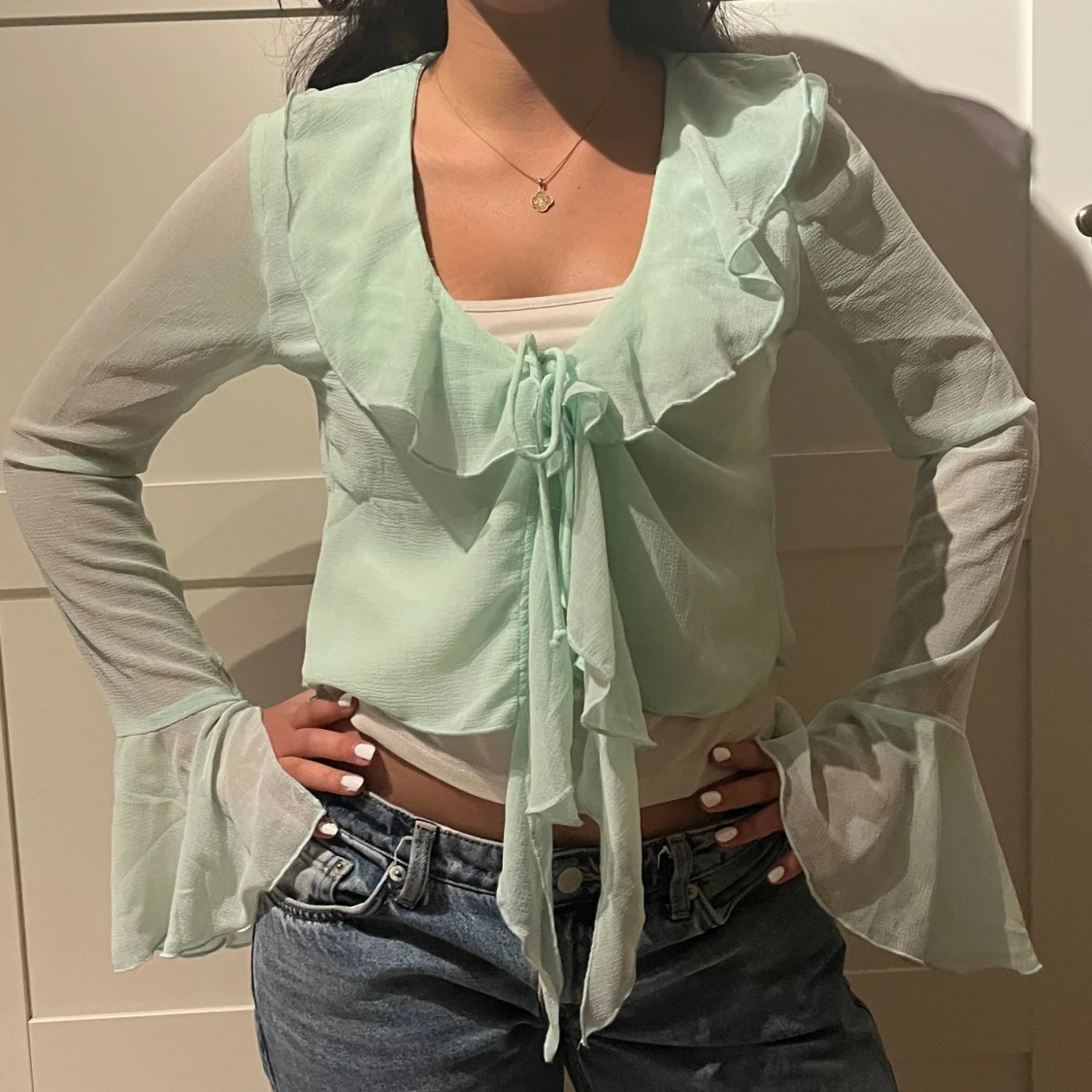 Mintgrön blus med volang och knyt