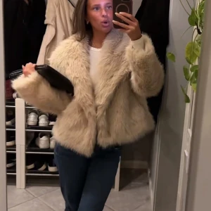 Beige pälsjacka - Pälsjacka från Veritano. Det är jackan på bilden. Använd fåtal gånger under en vinter. Köpt för ca 1300 kr. Som ny i skicket. 