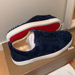 Christian Louboutin skor/sneakers - Dessa skor lyfter vilken outfit som helst!💫  ✅Komplett paket: originalkartong, dustbag & kvitto, äktighetskort, etc. ✅Fraktas samma dag! 📦  Skriv gärna vid funderingar & intresse! (svarar snabbt)😊