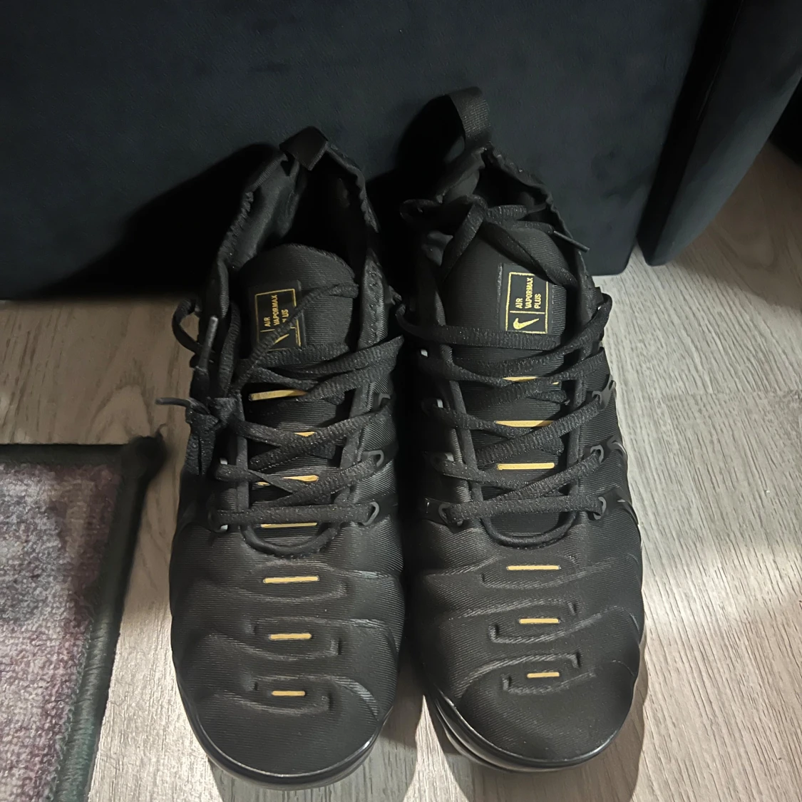 Nike sneakers svarta med guld detaljer - 2