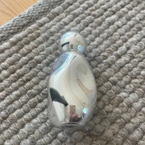 Kylie Cosmetic 2.0 parfym  - Säljer min Kylie Jenner cosmetic parfym 2.0. Den är nästan aldrig använd och i jätte bra skick, tyvärr har jag inte kartongen kvar! Men säljer då jag köpt en större flaska, parfymen är 30ml