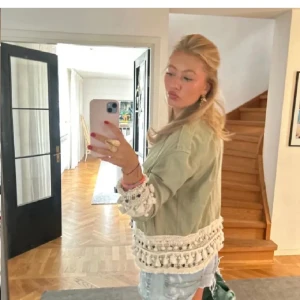 Intressekoll på min zara jacka🥰 - Intressekoll på min sjukt snygga, slutsålda jacka från zara! Kom med prisförslagg!!!!💗💗💗💗