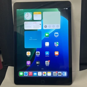 iPad (7th generation) 32GB - Snygg iPad 7:e generationen med 32GB lagring och iPadOS 18.0.1. Skärmen och baksidan ser ut att vara i mycket gott skick utan synliga repor eller skador. Perfekt för surf, appar och underhållning. Batteriet hälsa visar 96% 