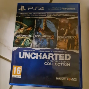 Uncharted: The Nathan Drake Collection (PS4) - Uncharted: The Nathan Drake Collection till PS4 samlar tre klassiska äventyrsspel: Drake's Fortune, Among Thieves och Drake's Deception. Fodral och skiva i gott skick, PEGI 16. Perfekt för dig som vill uppleva hela serien på en modern konsol.
