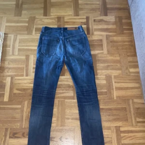 Tiger of Sweden mörkblå jeans herr - Säljer ett par fetta Tiger of Sweden jeans, storlek 31, 34. Är 180 och jeansen sitter bra.