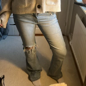 Snygga jeans - Asss snygga jeans med hål💕💕 lite långa på mig som är 160, borde passa as bra för runt 170🥹ps, lite nertrampade.   Midjemått:35 innerbenslängden:82