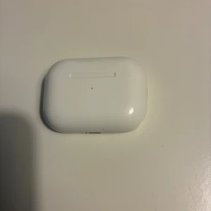 AirPods Pro - Säljer ett par Apple AirPods Pro med laddningsetui. Hörlurarna och etuiet är i gott skick med mindre ytliga repor. Fungerar utmärkt, laddar som de ska (se bild). Perfekt för trådlös musik och samtal med aktiv brusreducering. Levereras med laddningskabel.