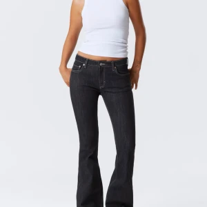 Svarta bootcut jeans från Weekday - Snygga svarta jeans från Weekday med bootcut passform och kontrastsömmar. Klassisk femficksmodell med medellåg midja och utsvängda ben. Jeansen är gjorda i ett stadigt denimtyg som ger en clean och stilren look. Helt nya har aldrig använd dess jeans eftesom jag köpte fel storlek. Orginalpriset var 590kr.Priset kan diskuteras 