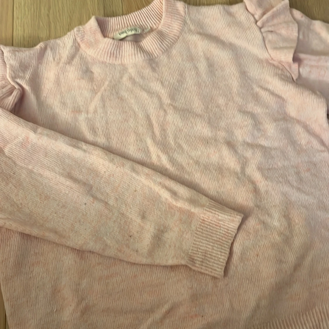 Ljusrosa stickad tröja med volang - 1