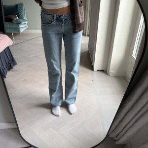 Blå arrow jeans från weekday - Snygga blå arrow jeans, W27 och L32