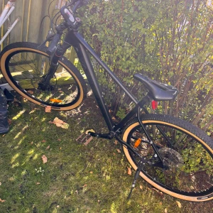 Yosemite Timberpack 29er Boost - Yosemite Timberpack 29er Boost mountainbike med 10 växlar, Shimano Deore bakväxel och hydrauliska skivbromsar. 29" hjul, aluminiumram och plattformspedaler. Cykeln är i gott skick med endast mindre yttre slitage. Perfekt för både terräng och stad. Finns i Malmö att hämta.