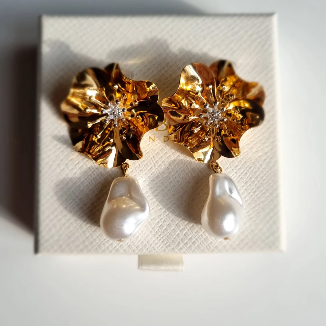 Guldiga blomörhängen med pärlor
