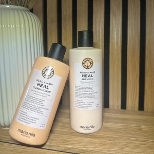 Maria Nila Head & Hair Heal duo - Säljer ett set med Maria Nila Head & Hair Heal schampo och balsam. Båda kommer i stilrena plastflaskor med svart lock, schampot är ljusbeige och balsamet persikofärgat. Veganska produkter som fokuserar på hårbotten och hårväxt.                                        Finns i andra sorter också , skriv för intresse! 