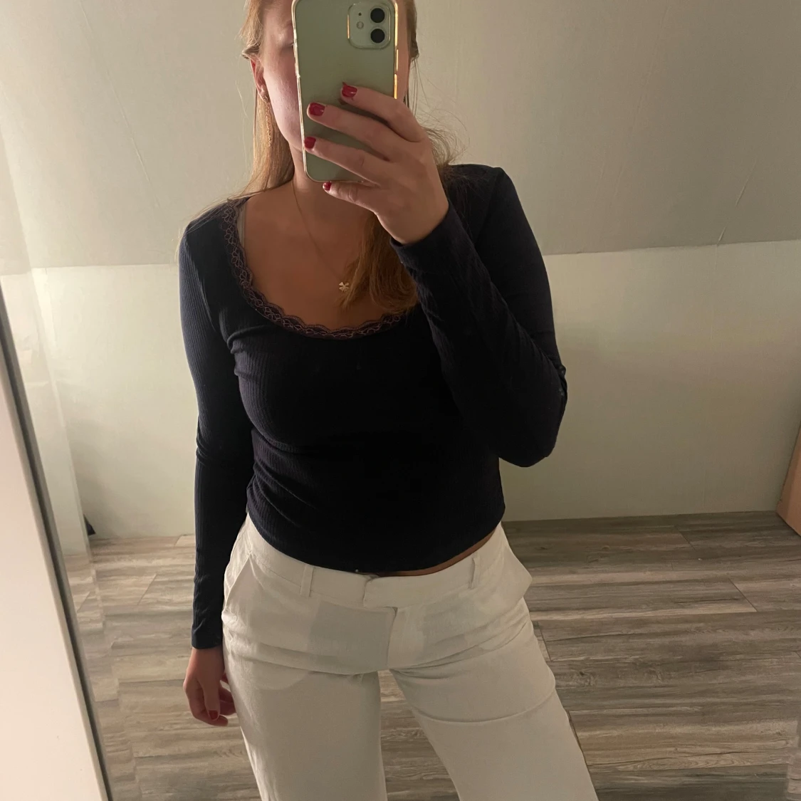 Marinblå ribbad långärmad topp med spets